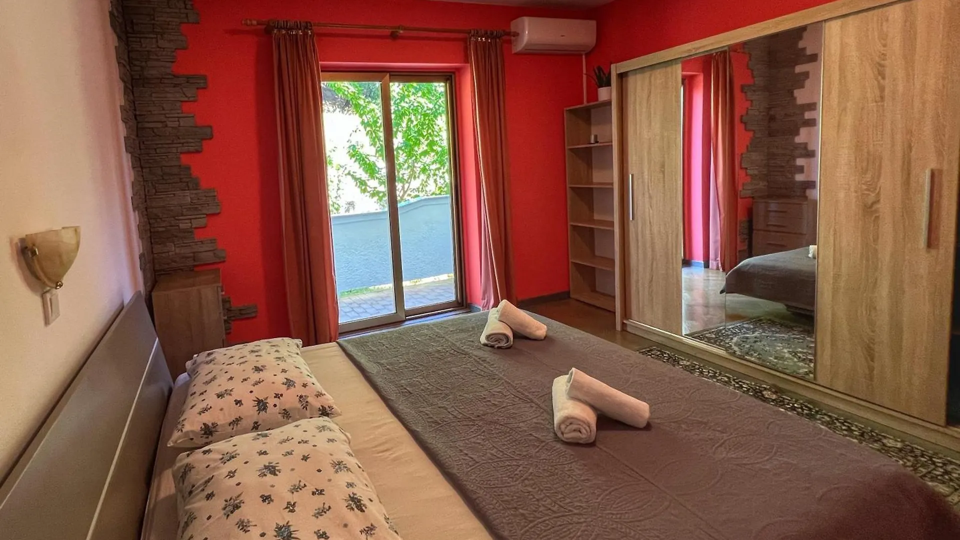 Apartmani Mia Palit 0*,